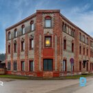 Pārdošanā restaurēta, vēsturiska dzīvojamā ēka ar labiekārtotu teritoriju un sai