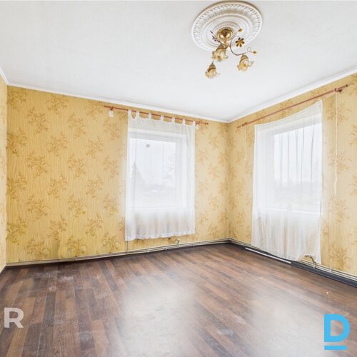Pārdošanā privātmāja ar pirts ēku un plašu 1740 m² zemes gabalu Gulbenē.Mājai ir