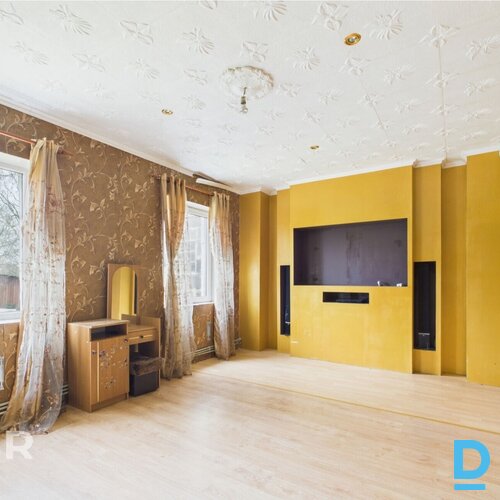 Pārdošanā privātmāja ar pirts ēku un plašu 1740 m² zemes gabalu Gulbenē.Mājai ir