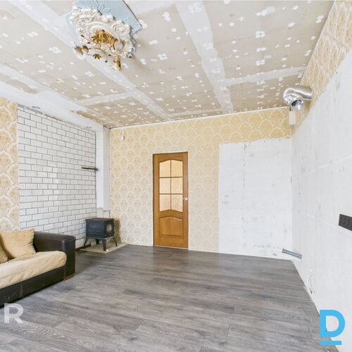 Pārdošanā privātmāja ar pirts ēku un plašu 1740 m² zemes gabalu Gulbenē.Mājai ir