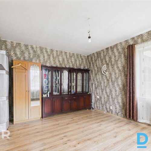 Pārdošanā privātmāja ar pirts ēku un plašu 1740 m² zemes gabalu Gulbenē.Mājai ir