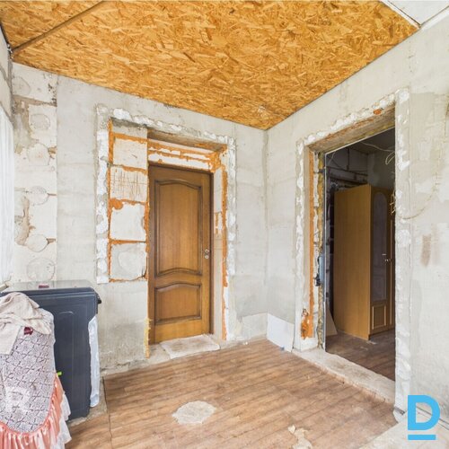 Pārdošanā privātmāja ar pirts ēku un plašu 1740 m² zemes gabalu Gulbenē.Mājai ir