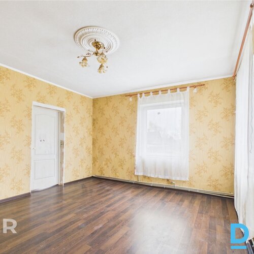 Pārdošanā privātmāja ar pirts ēku un plašu 1740 m² zemes gabalu Gulbenē.Mājai ir