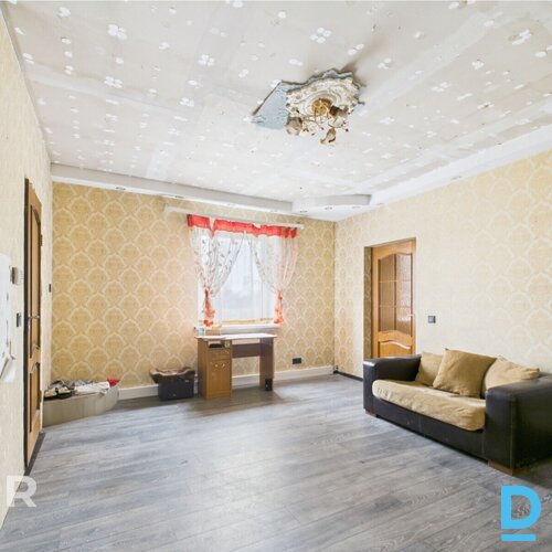 Pārdošanā privātmāja ar pirts ēku un plašu 1740 m² zemes gabalu Gulbenē.Mājai ir