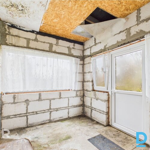 Pārdošanā privātmāja ar pirts ēku un plašu 1740 m² zemes gabalu Gulbenē.Mājai ir