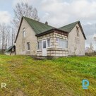 Pārdošanā privātmāja ar pirts ēku un plašu 1740 m² zemes gabalu Gulbenē.Mājai ir