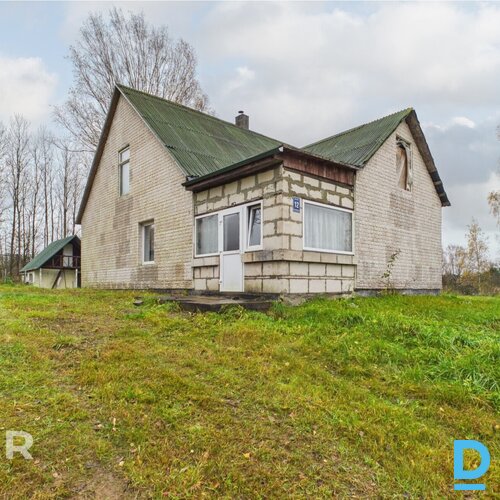 Pārdošanā privātmāja ar pirts ēku un plašu 1740 m² zemes gabalu Gulbenē.Mājai ir