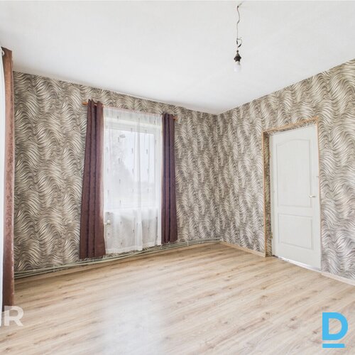 Pārdošanā privātmāja ar pirts ēku un plašu 1740 m² zemes gabalu Gulbenē.Mājai ir