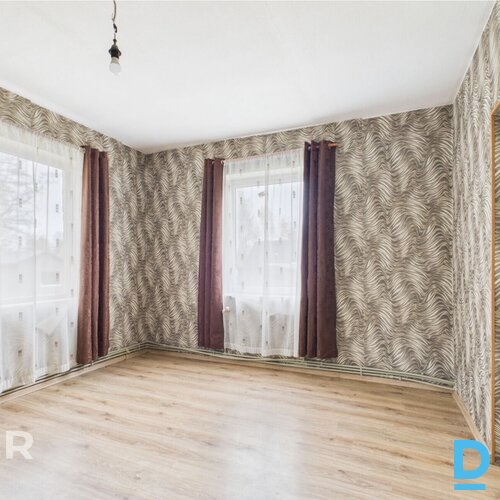 Pārdošanā privātmāja ar pirts ēku un plašu 1740 m² zemes gabalu Gulbenē.Mājai ir