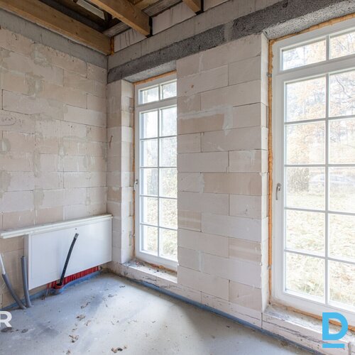 Pārdošanā kvalitatīvi celta divstāvu jaunbūve ekskluzīvā privātmāju ciematā tika