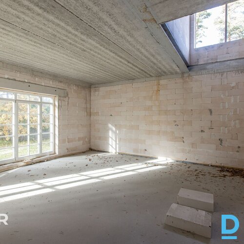 Pārdošanā kvalitatīvi celta divstāvu jaunbūve ekskluzīvā privātmāju ciematā tika