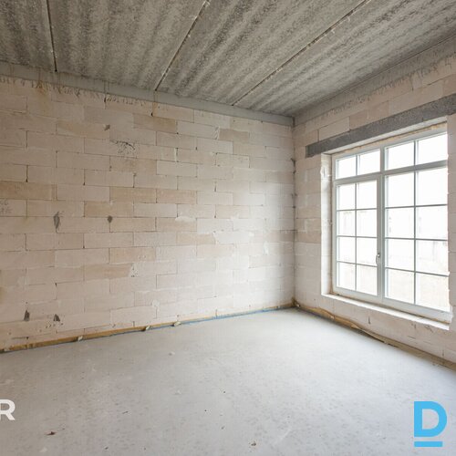 Pārdošanā kvalitatīvi celta divstāvu jaunbūve ekskluzīvā privātmāju ciematā tika