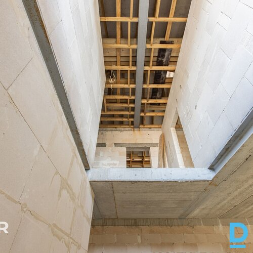 Pārdošanā kvalitatīvi celta divstāvu jaunbūve ekskluzīvā privātmāju ciematā tika