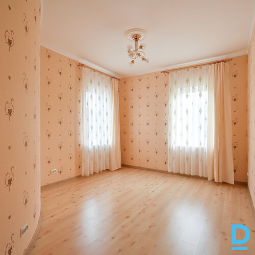 Pārdod māju Austrumu iela 1