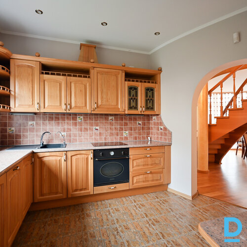 Pārdod māju Austrumu iela 1