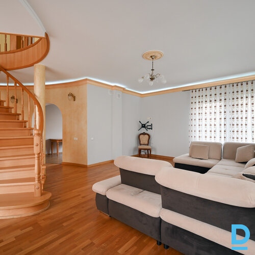 Pārdod māju Austrumu iela 1