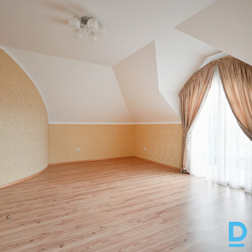 Pārdod māju Austrumu iela 1