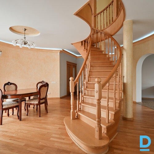 Pārdod māju Austrumu iela 1