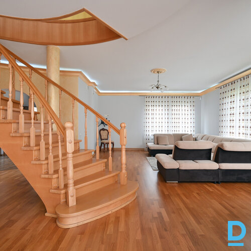 Pārdod māju Austrumu iela 1