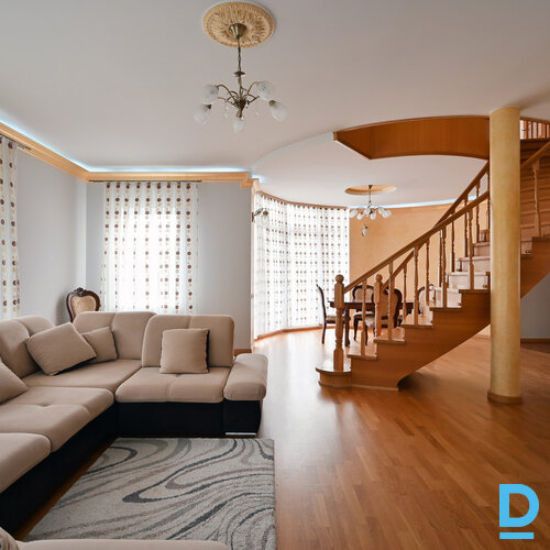 Pārdod māju Austrumu iela 1