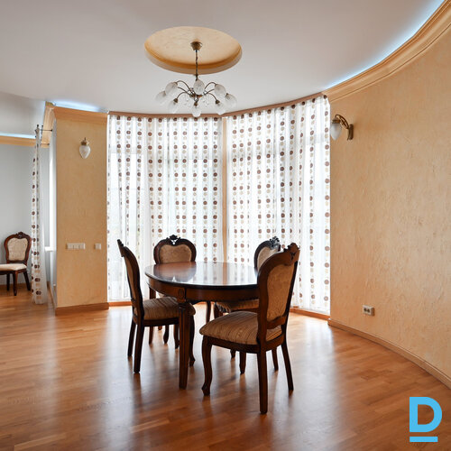 Pārdod māju Austrumu iela 1