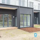 Полностью меблированный - 4-комнатный таунхаус в центре Марупе с террасой и балконами, собственной зеленой территорией