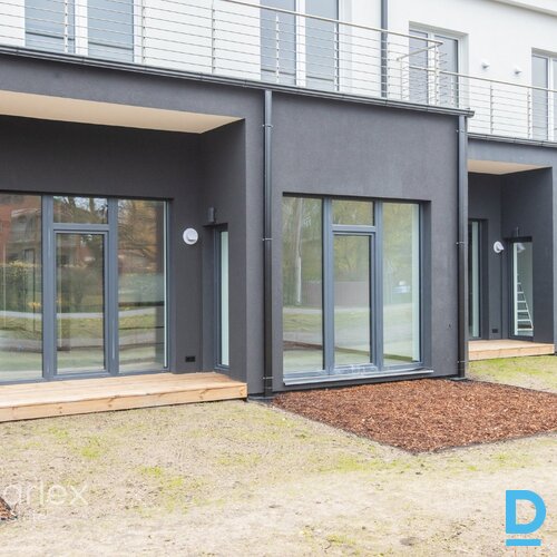 Pilna apdare - 4 istabu townhouse māja Mārupes vidū ar terasi un balkoniem, sava zaļā zona