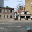 Два дома на дереве в центре