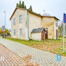 Pārdošanā divstāvu namīpašums ar plašu privāto teritoriju Alojas centrā.Māja cel