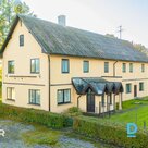 Pārdošanā divstāvu namīpašums (437 m²) ar palīgēkām un plašu privāto teritoriju.