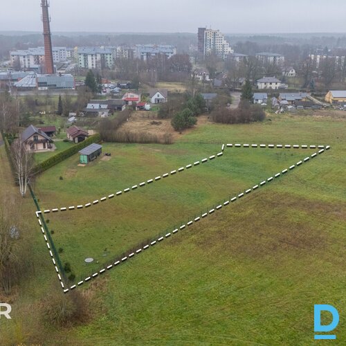 Pārdošanā 2827 m² zemes gabals privātai apbūvei netālu no Ādažu centra.Zeme atro