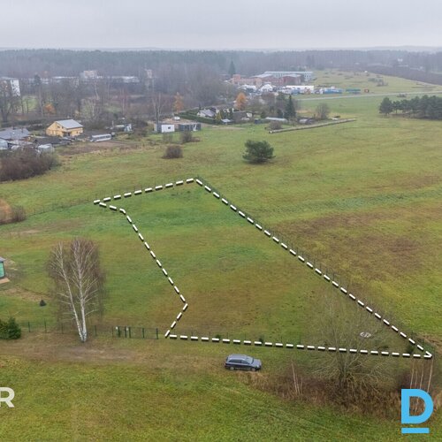 Pārdošanā 2827 m² zemes gabals privātai apbūvei netālu no Ādažu centra.Zeme atro