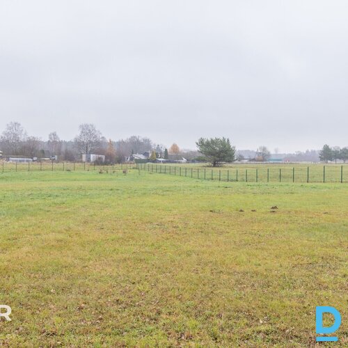 Pārdošanā 2827 m² zemes gabals privātai apbūvei netālu no Ādažu centra.Zeme atro