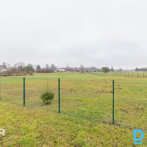 Pārdošanā 2827 m² zemes gabals privātai apbūvei netālu no Ādažu centra.Zeme atro