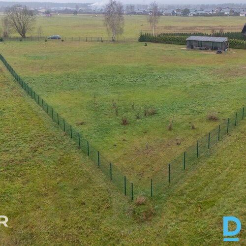 Pārdošanā 2827 m² zemes gabals privātai apbūvei netālu no Ādažu centra.Zeme atro