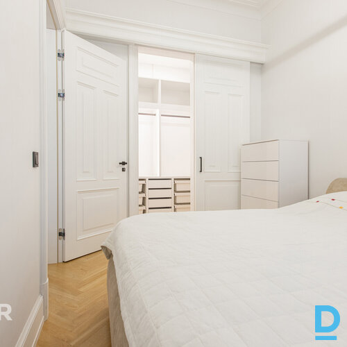 Pārdošanā elegants 2 istabu dzīvoklis greznā jūgendstila ēkā Rīgas centrā.Dzīvok