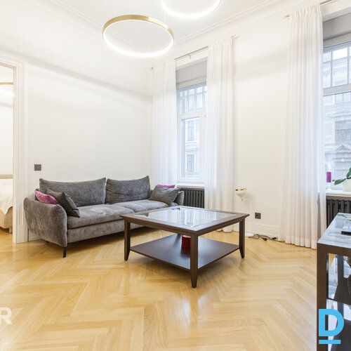 Pārdošanā elegants 2 istabu dzīvoklis greznā jūgendstila ēkā Rīgas centrā.Dzīvok