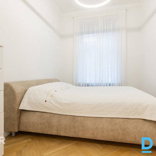 Pārdošanā elegants 2 istabu dzīvoklis greznā jūgendstila ēkā Rīgas centrā.Dzīvok