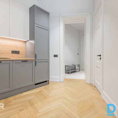 Pārdošanā elegants 2 istabu dzīvoklis greznā jūgendstila ēkā Rīgas centrā.Dzīvok