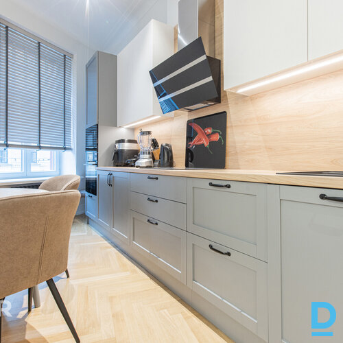 Pārdošanā elegants 2 istabu dzīvoklis greznā jūgendstila ēkā Rīgas centrā.Dzīvok