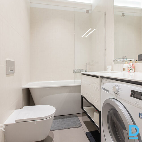 Pārdošanā elegants 2 istabu dzīvoklis greznā jūgendstila ēkā Rīgas centrā.Dzīvok