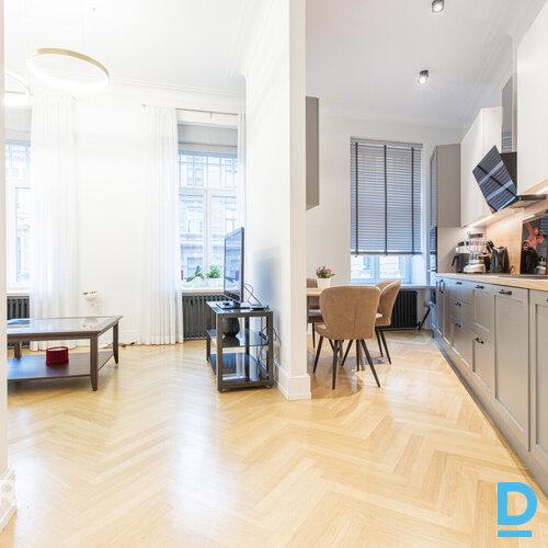 Pārdošanā elegants 2 istabu dzīvoklis greznā jūgendstila ēkā Rīgas centrā.Dzīvok