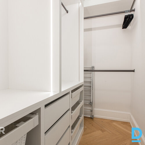 Pārdošanā elegants 2 istabu dzīvoklis greznā jūgendstila ēkā Rīgas centrā.Dzīvok