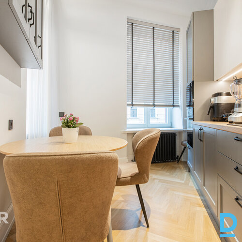 Pārdošanā elegants 2 istabu dzīvoklis greznā jūgendstila ēkā Rīgas centrā.Dzīvok