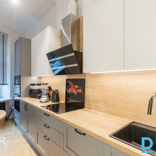 Pārdošanā elegants 2 istabu dzīvoklis greznā jūgendstila ēkā Rīgas centrā.Dzīvok