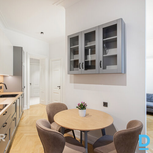 Pārdošanā elegants 2 istabu dzīvoklis greznā jūgendstila ēkā Rīgas centrā.Dzīvok Pārdošanā elegants 2 istabu dzīvoklis greznā jūgendstila ēkā Rīgas centrā.Dzīvok