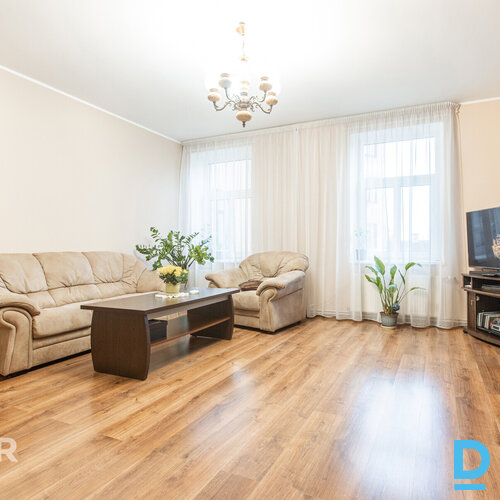 Pārdošanā mājīgs un plašs 3 istabu dzīvoklis pirmskara laika ēkā Ģertrūdes ielā 