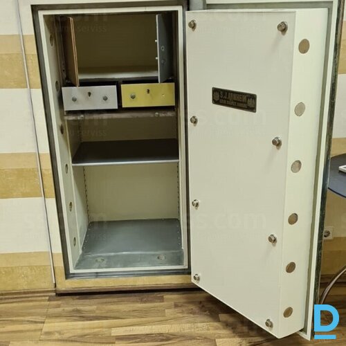 Pārdod vācu seifu S. J. Arnheim