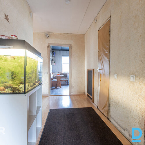 Pārdošanā divstāvu privātmāja ar palīgēku un plašu zemes gabalu Piņķos.Māja celt