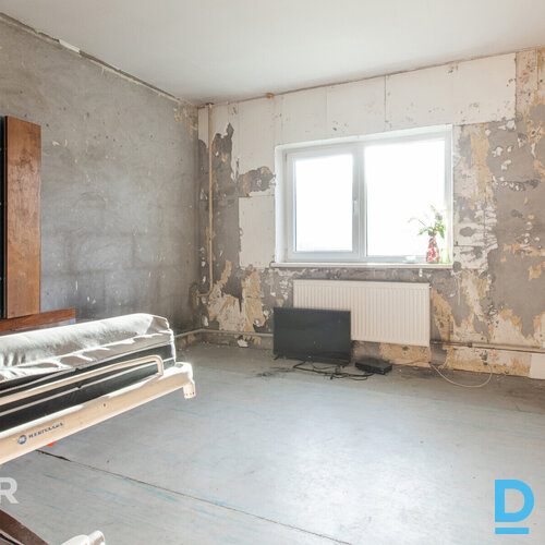 Pārdošanā divstāvu privātmāja ar palīgēku un plašu zemes gabalu Piņķos.Māja celt